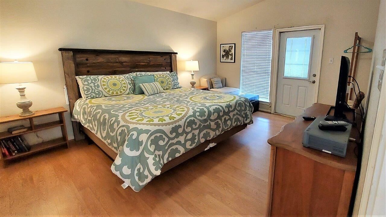 Front row w/ POOL & HOT TUB, 2 houses included