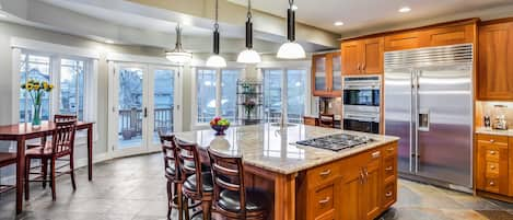 Private kitchen | Fridge, microwave, oven, stovetop