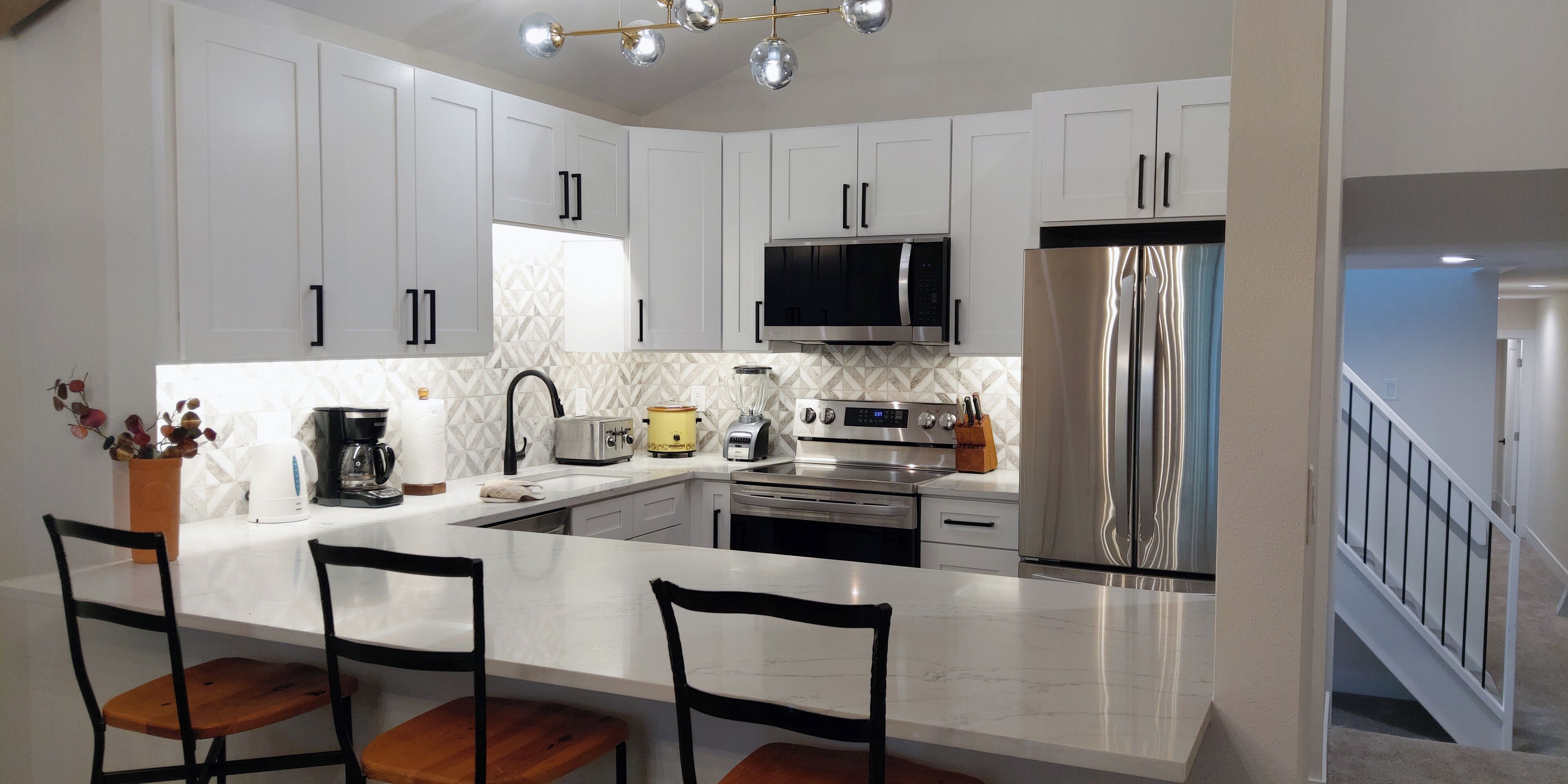 ثلاجة، ميكروويف، فرن، موقد طهي مسطح