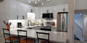 Frigorifero, microonde, forno, piano cottura