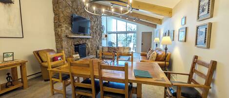 Smart TV, chimenea, reproductor de DVD