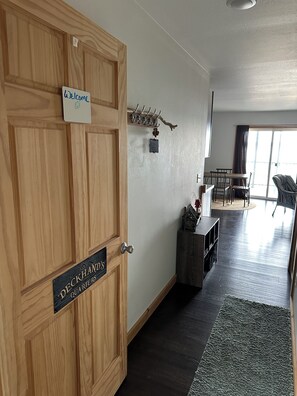 Una puerta de madera con un letrero que dice 'Bienvenido' y 'Camarotes del ayudante'.