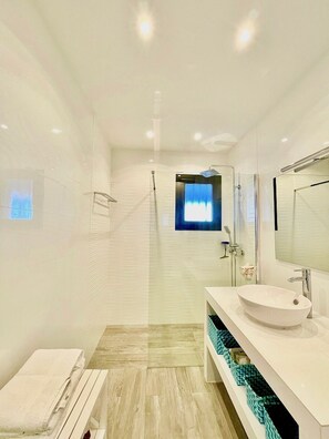 Shower, hair dryer, towels -  Typical Corsican  Villa with breathtaking sea views, heated swimming pool ! (Calvi)
