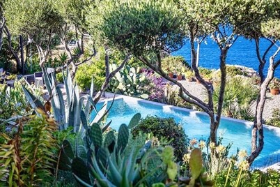  Typical Corsican  Villa with breathtaking sea views, heated swimming pool !