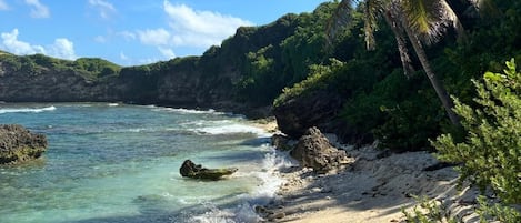 Ubicación cercana a la playa y toallas de playa