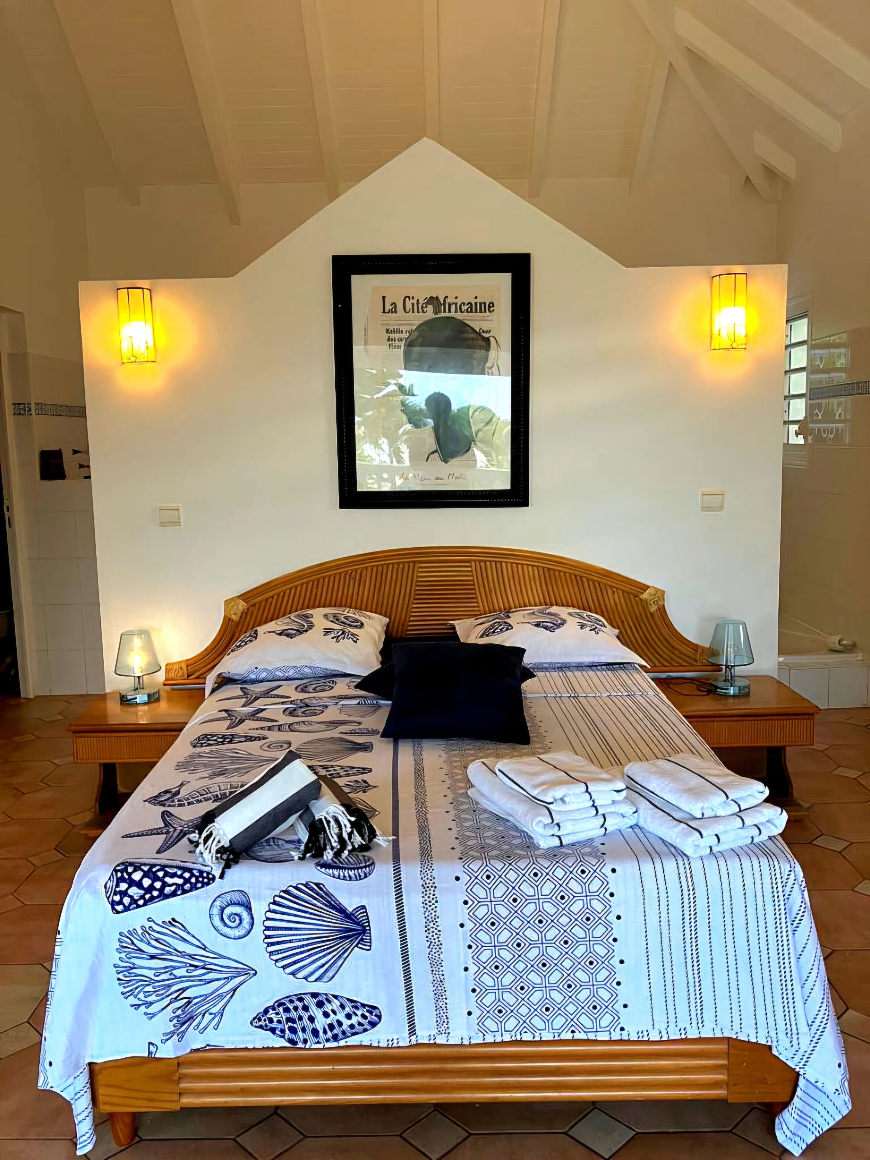 5 chambres, coffres-forts dans les chambres, bureau