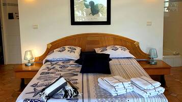 5 chambres, coffres-forts dans les chambres, bureau