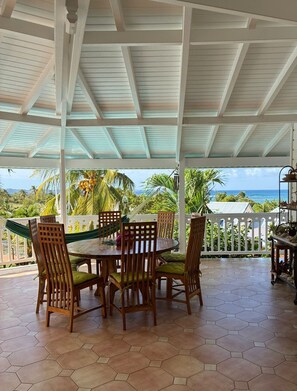 Outdoor dining - Superb sea view, infinity pool, charm and comfort just a stone's throw from the beach (Le Moule)
