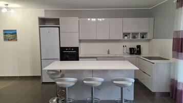 Réfrigérateur, micro-ondes, four, plaque de cuisson