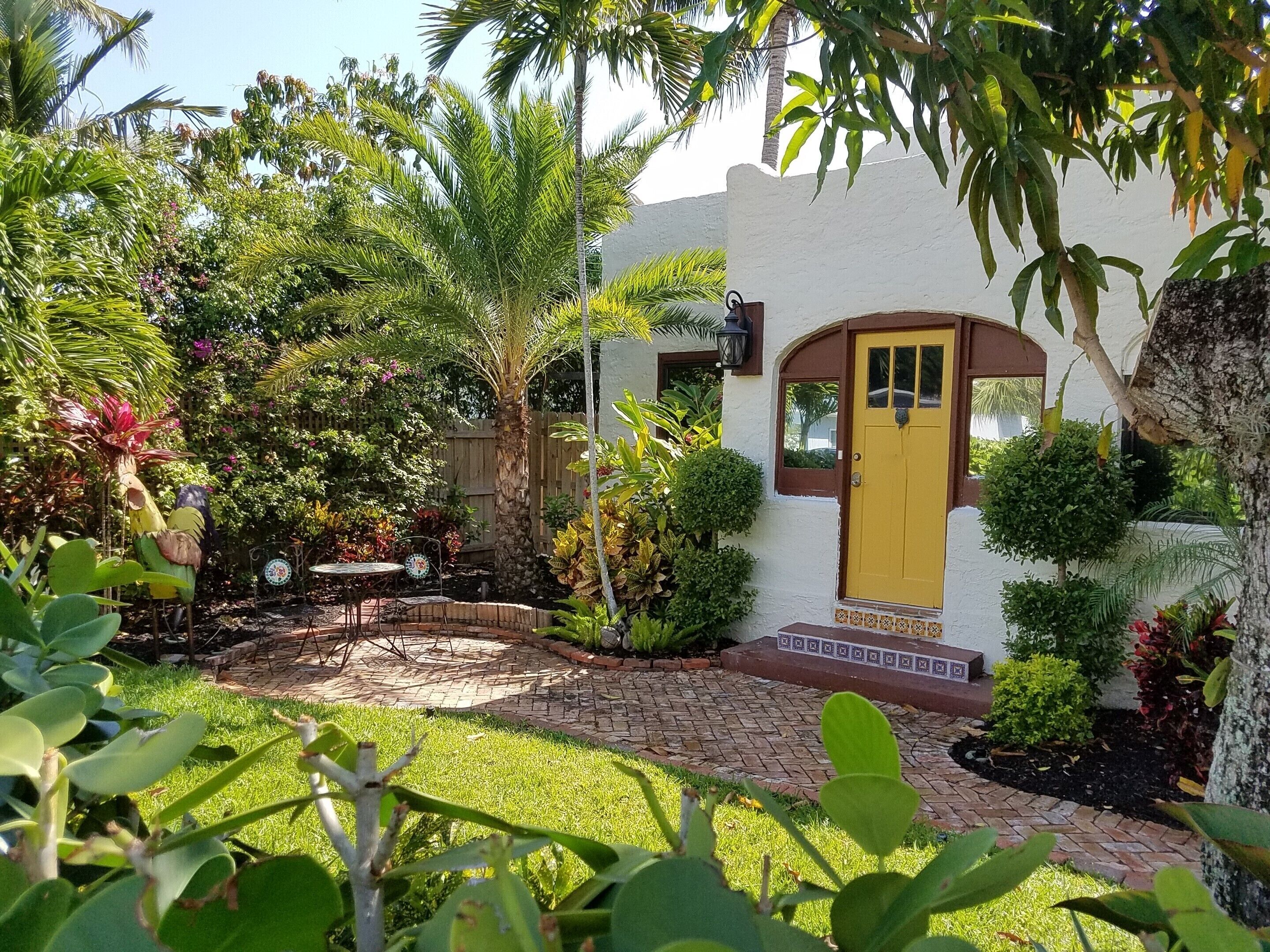 Gorgeous 2BR Spanish Mission House- Walk To Ave/Beaches, Beautiful Pool & Area
