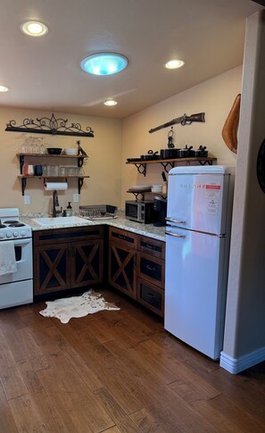 Refrigerador, microondas, horno y parrilla de estufa 