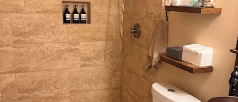 Douche, sĂšche-cheveux, serviettes fournies, savon