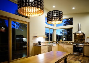 Mikrovågsugn, ugn, spishäll och diskmaskin