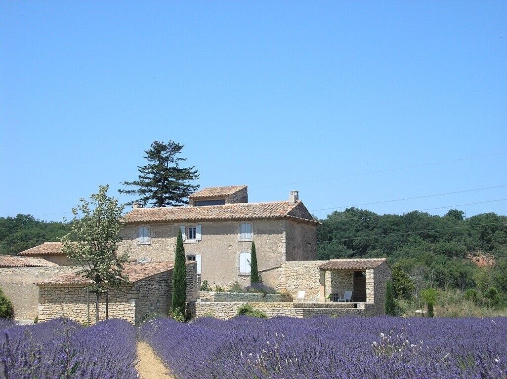 LARGE MAS OF THE XVIII TH, VIEW ON THE LUBERON, BEAUTIFUL HEATED POOL, QUIET.