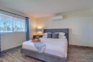 2 bedrooms, iron/ironing board, travel cot, WiFi - OB Loungin 2 - Across the street from Dog Beach! (San Diego)