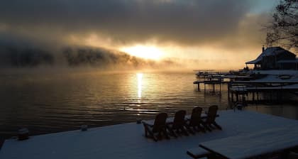 Casa contemporánea frente al lago
