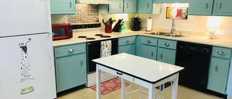 Jääkaappi, mikroaaltouuni, uuni, liesi