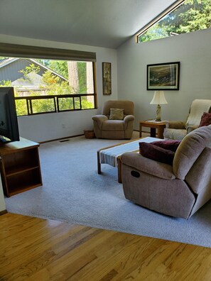 TV, DVD player, books, stereo - Two-bedroom, one bath comfortable home in Shoreline, WA (Shoreline)