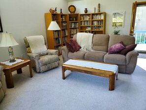Tv, dvd-spelare, böcker och en stereo