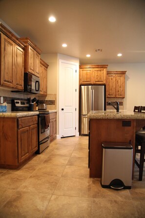 Fridge, microwave, oven, stovetop - New upscale Southern Utah Getaway: 4 bed, 2.5 bath, sleeps 10 (Washington)