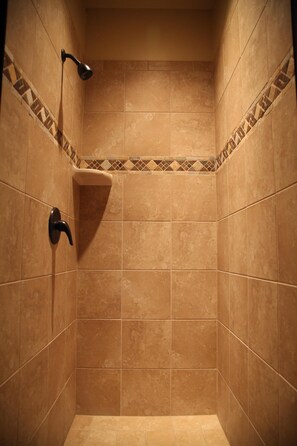 Ensemble douche/baignoire, serviettes fournies, savon, papier toilette