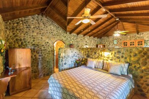 3 bedrooms, in-room safe, iron/ironing board, free WiFi - House in Tropical Eden Walking Distance to Beach (Dominical)