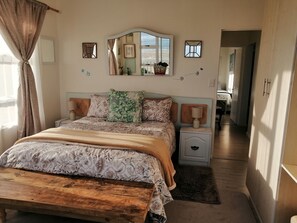 4 bedrooms, iron/ironing board, free WiFi, bed sheets - Beach house on golden sand dunes (Cannon Rocks)