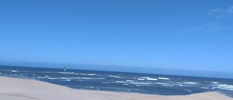 Sulla spiaggia, lettini da mare, teli da spiaggia