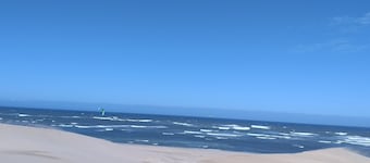 Gestrand huis op gouden zandduinen