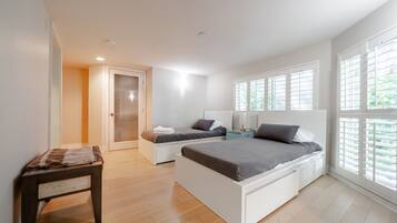 3 bedrooms, iron/ironing board, internet, bed sheets