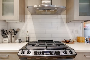 Fridge, microwave, oven, stovetop - Sleek Art Loft in Beverly Grove (Los Angeles)