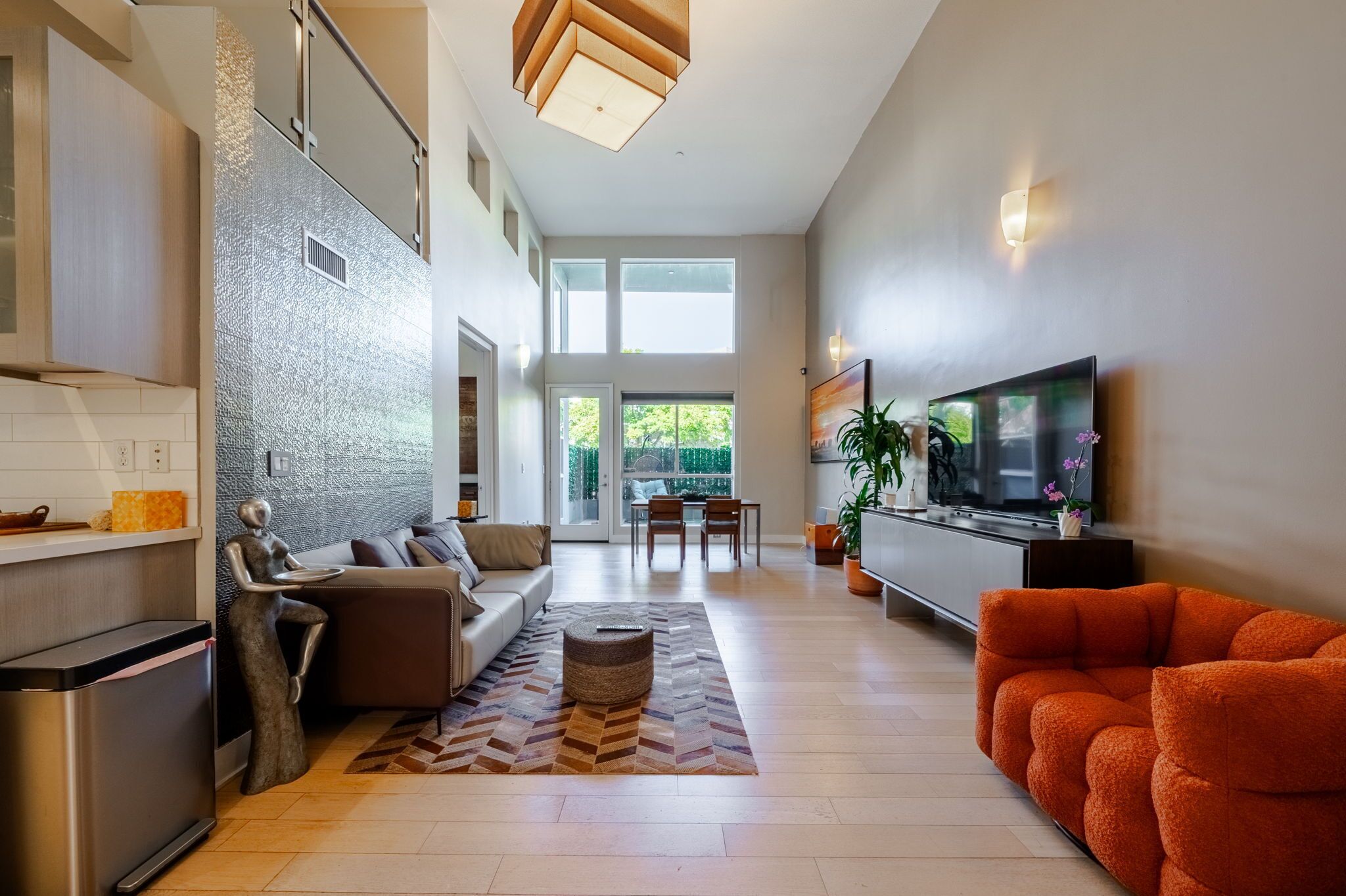 Sleek Art Loft in Beverly Grove