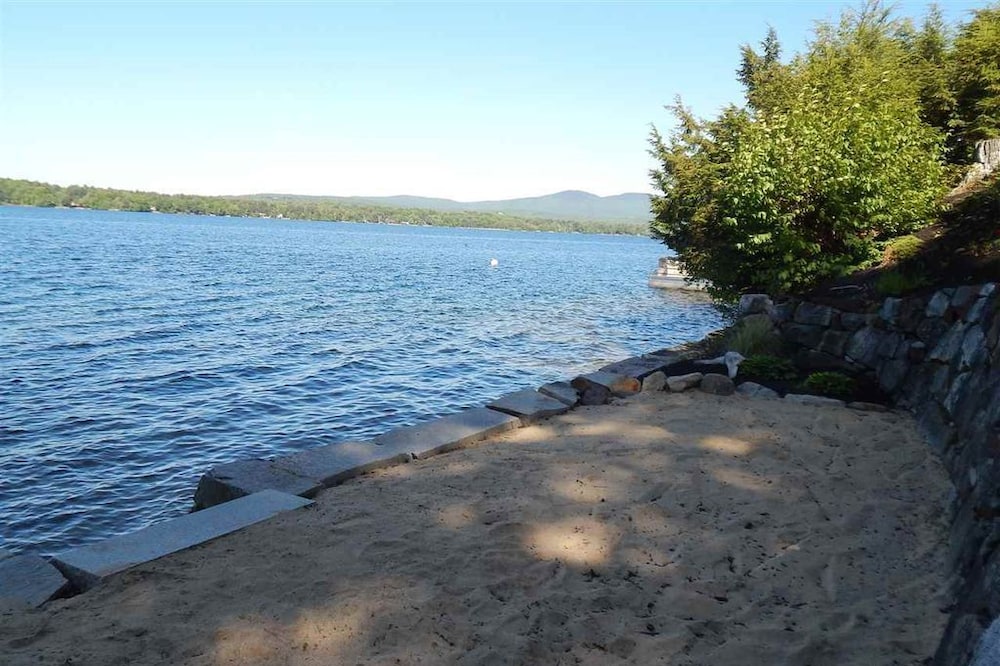 Large Lakefront Home - sleeps 14