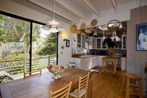 CAMP DAVID ~ A LIGHT FILLED CONTEMPORARY HOME. MINUTES FROM BEACH. SLEEPS 4. 
