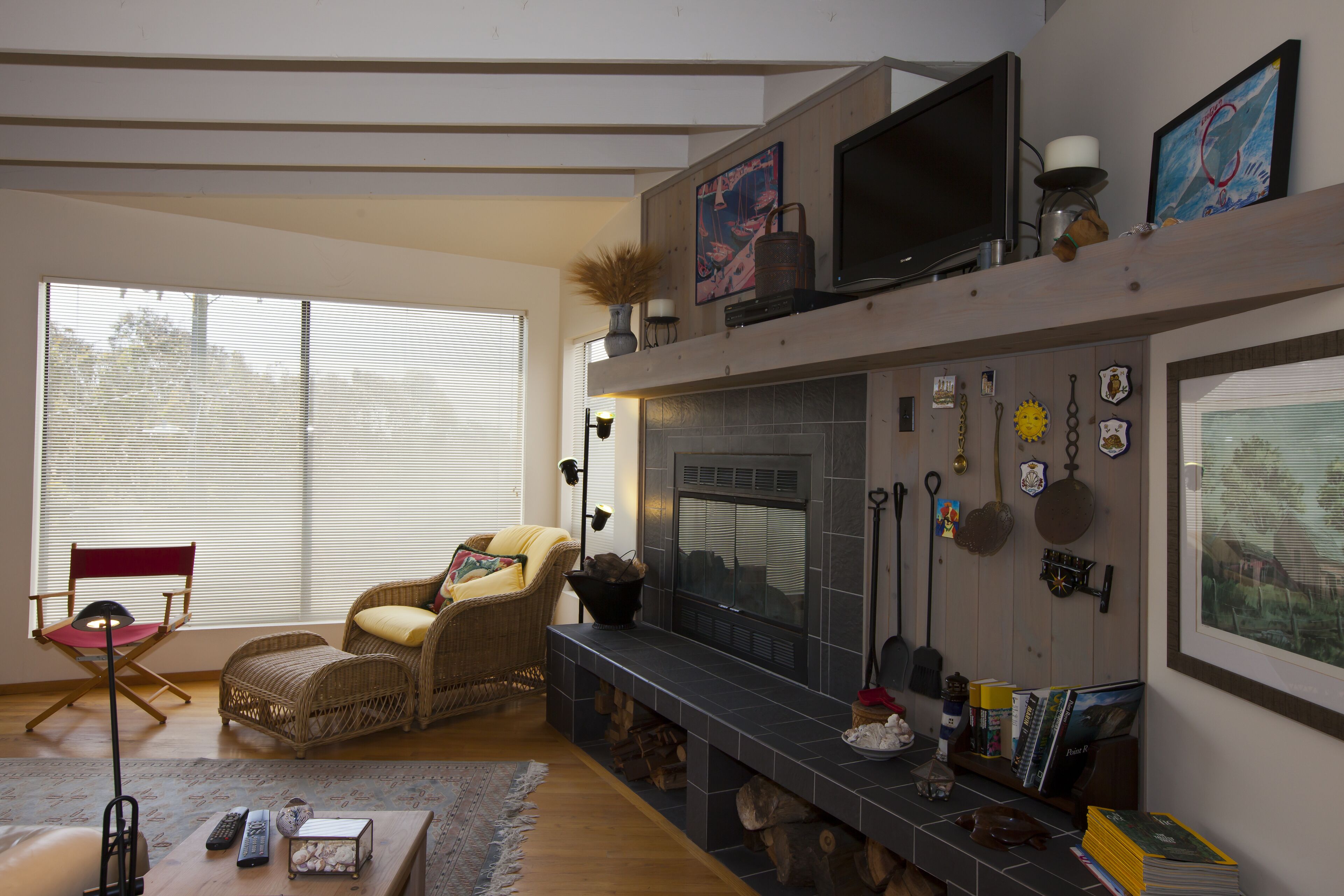 A GEM! LIGHT FILLED CONTEMPORARY HOME. SLEEPS 4. MINUTES FROM BEACH. WI-FI!