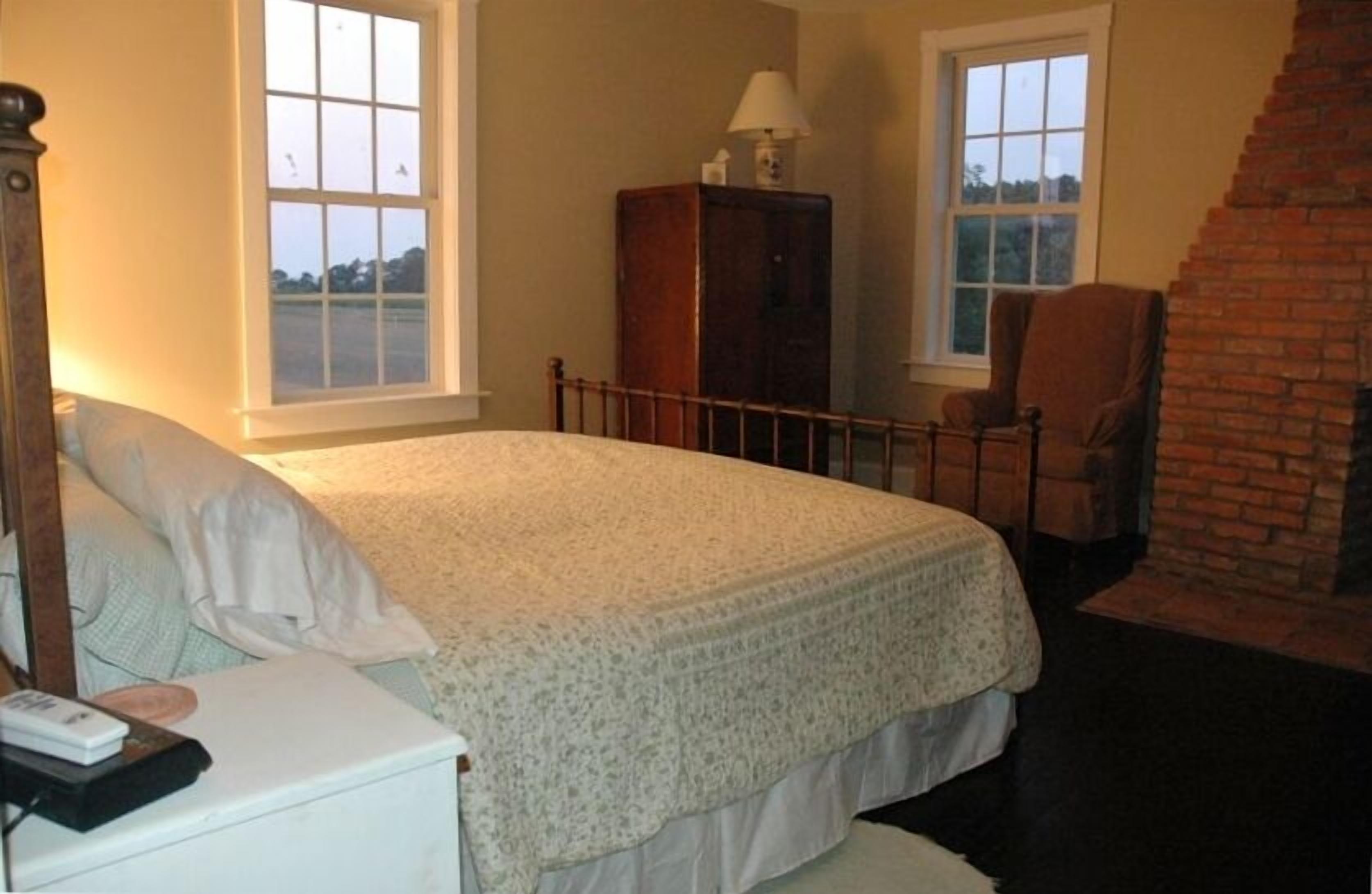 Professionally Cleaned -Waterfront Retreat with Pool Located on Taylors Island