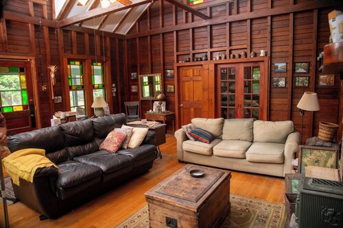 Island Paradise: Historic Cottage, Waterfalls, Great Swimming!