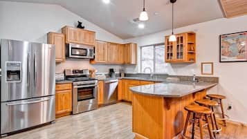 Jääkaappi, mikroaaltouuni, uuni, liesi