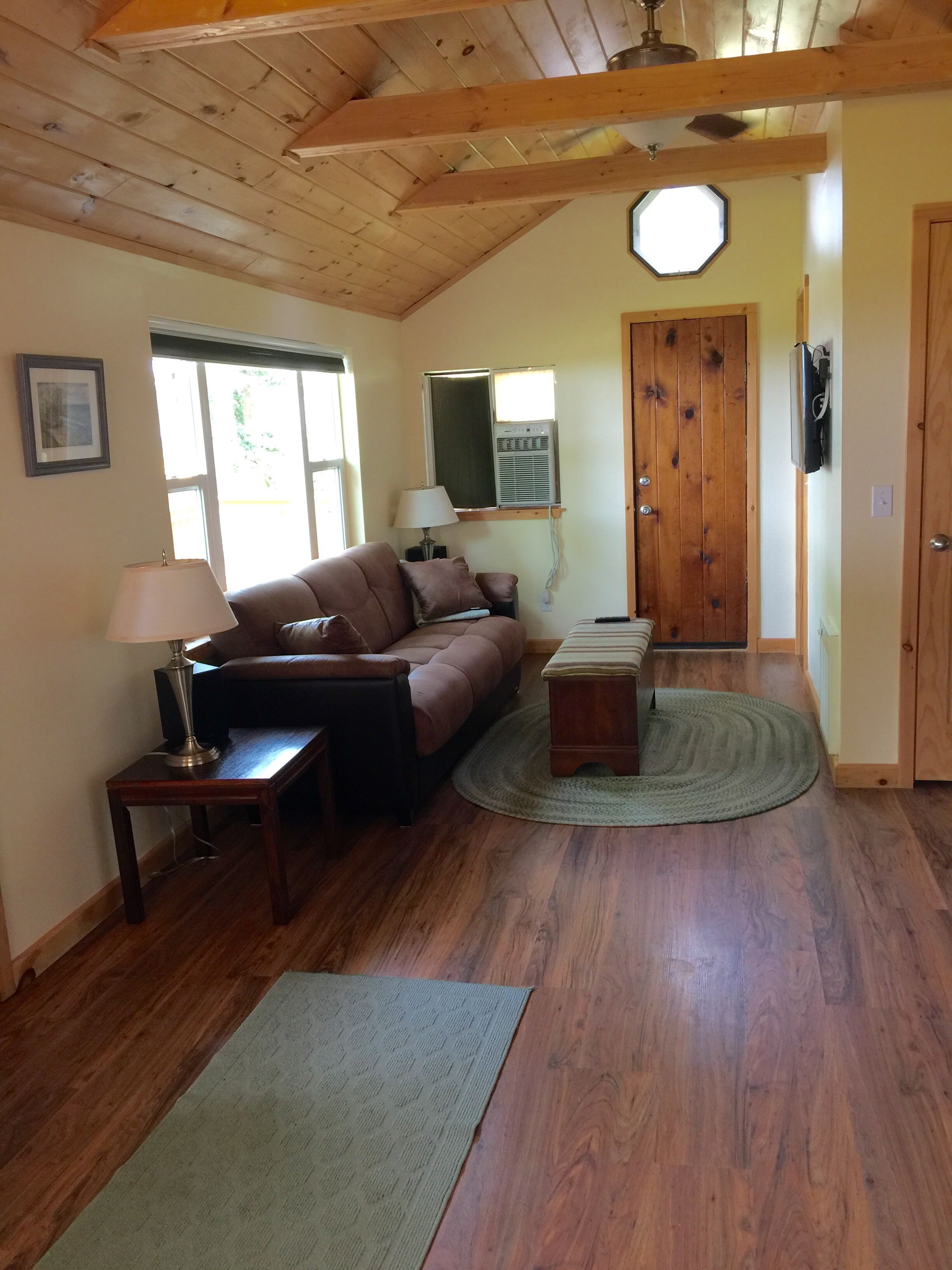 Smart-tv, eldstad, ett filmbibliotek och en stereo