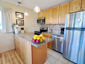 Refrigerador, microondas, horno y parrilla de estufa 