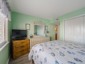 2 bedrooms, free WiFi, bed sheets - Sand Pebbles A3 | Ocean View + Community Pool! (CAROLINA BEACH)