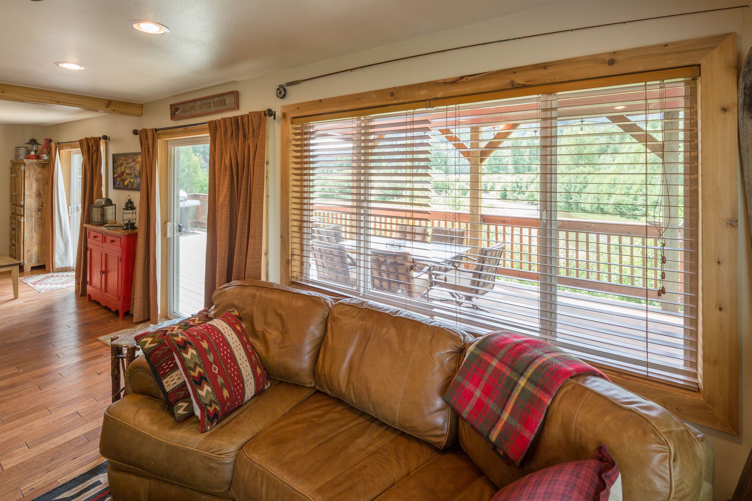 Beautiful water front cabin sleeps four. Just 30 minutes from Missoula airport.