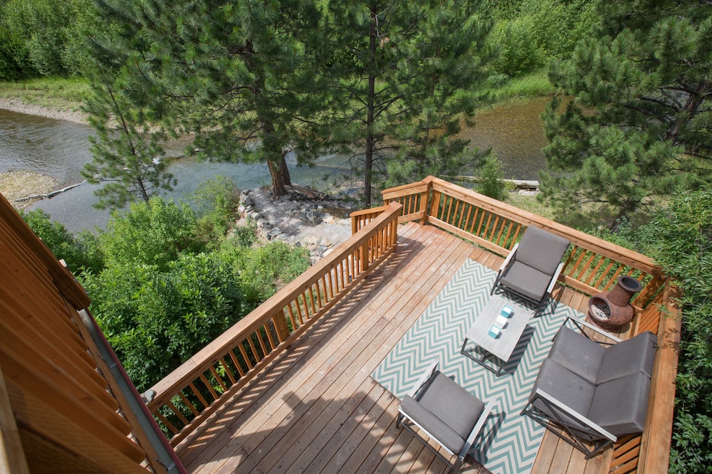 Beautiful water front cabin sleeps four. Just 30 minutes from Missoula airport.