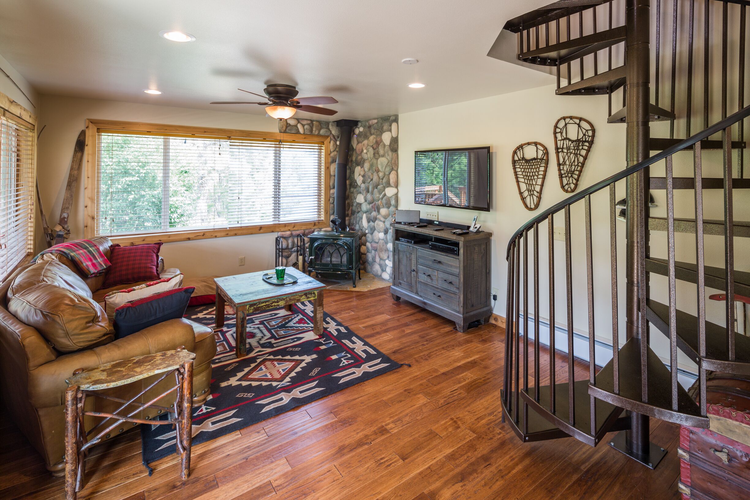 Beautiful water front cabin sleeps four. Just 30 minutes from Missoula airport.