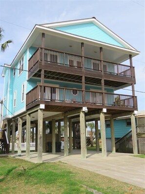 Exterior - Sunny Beach OCEANVIEW HOME!  one minute walk to BEACH!  (Galveston)
