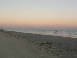 Playa en los alrededores y camastros 