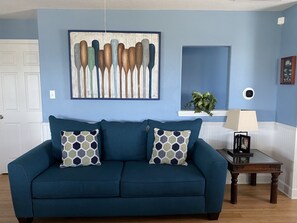 Een smart-tv, een open haard, een dvd-speler en een filmbibliotheek