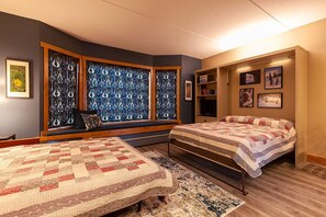 Tabla de planchar con plancha, wifi y ropa de cama 