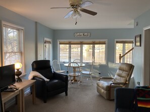 Smart-TV, DVD-spiller og bøker