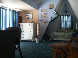 2 bedrooms, desk, free WiFi - Recovery Room offers a Private Pool and Hot Tub !!   County License 1993 (Berlin)